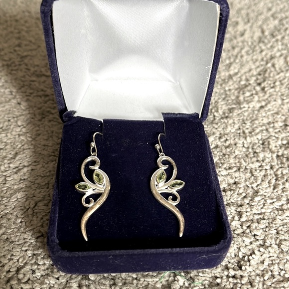 NIB Steeling/gem earrings - Picture 3 of 3